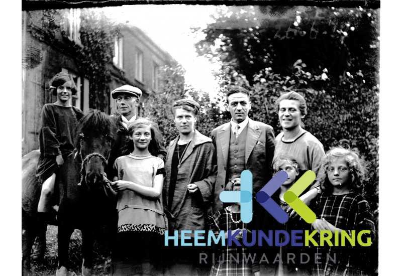 Afbeelding26-06-1927 Helene en haar tweelingzus Marta F00000884